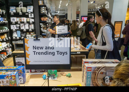 New York, USA. 27. September 2018. Kunden Shop und stöbern Sie in der neue Amazon 4-Sterne-Hotel in der Soho Einkaufsviertel in New York am Tag der Eröffnung, Donnerstag, 27. September 2018. Der Speicher verkauft ein Potpourri von Waren von Spielzeug, Küchenhelfer, Bücher, Elektronik, mit Ihnen allen, die mindestens eine 4-Sterne Bewertung auf Amazon. Credit: Richard Levine/Alamy leben Nachrichten Stockfoto