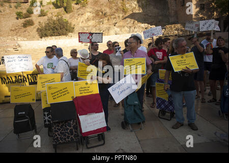 Malaga, Malaga, Spanien. 27 Sep, 2018. Die Demonstranten werden gesehen, Plakate während des Protestes. Protest gegen die Erhöhung der touristischen Überfüllung und die Gentrifizierung der Stadt, von hohen Kosten für Wohnen und Mieten produziert, weil der Immobilienspekulation, der Bürger kollektive auch Nachfrage nach nachhaltigeren und eine bessere Kontrolle des Massentourismus. Credit: Jesus Merida/SOPA Images/ZUMA Draht/Alamy leben Nachrichten Stockfoto