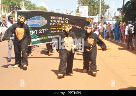 Jinja, Uganda. 27, September, 2018. Minister für Tourismus, die Tier- und Pflanzenwelt und Antiquitäten Godfrey Kiwanda (2. rechts) Unterstützt von Uganda's Tourism Board Vorsitzender Migereko Daudi (4. links) in einen Baum pflanzen bei Rippon Garten in Jinja während der nationalen Feierlichkeiten Welt Tourismus Tag zu kennzeichnen. Credit: Donald Kiirya/Alamy Leben Nachrichten. Stockfoto