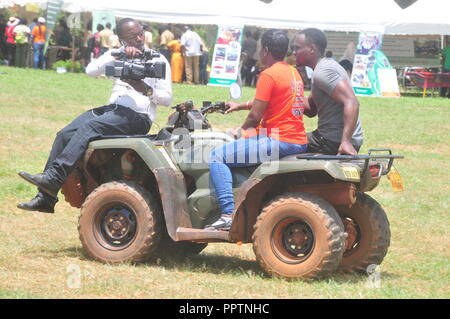 Jinja, Uganda. 27, September, 2018. Minister für Tourismus, Jinja, Uganda. 27, September, 2018. Ein Uganda Broadcasting Corporation Fernsehteam ein Interview über Tourismus, beim Reiten auf einem Quad während der nationalen Feierlichkeiten Welt Tourismus Tag am Jinja Rugby Gelände zu markieren. Credit: Donald Kiirya/Alamy Leben Nachrichten. Stockfoto