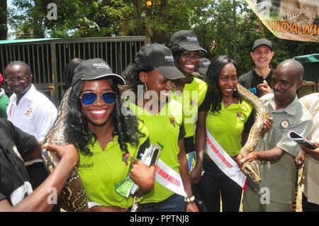 Jinja, Uganda. 27, September, 2018. Tourismus Queens Gefühl der African Rock Python an der Uganda Wildlife Conservation Education Center während der nationalen Feierlichkeiten stall Welt Tourismus Tag am Jinja Rugby Gelände zu markieren. Credit: Donald Kiirya/Alamy Leben Nachrichten. Stockfoto