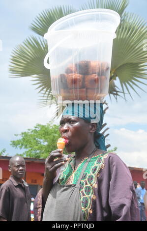 Jinja, Uganda. 27, September, 2018. Minister für Tourismus, die Tier- und Pflanzenwelt und Antiquitäten Godfrey Kiwanda (2. rechts) Unterstützt von Uganda's Tourism Board Vorsitzender Migereko Daudi (4. links) in einen Baum pflanzen bei Rippon Garten in Jinja während der nationalen Feierlichkeiten Welt Tourismus Tag zu kennzeichnen. Credit: Donald Kiirya/Alamy Leben Nachrichten. Stockfoto