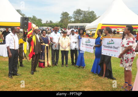 Jinja, Uganda. 27, September, 2018. Ugandas ersten Premierminister Gen. Mose Ali (Mitte) die Gäste während der nationalen Feierlichkeiten Welt Tourismus Tag am Jinja Rugby Gelände zu markieren. Credit: Donald Kiirya/Alamy Leben Nachrichten. Stockfoto