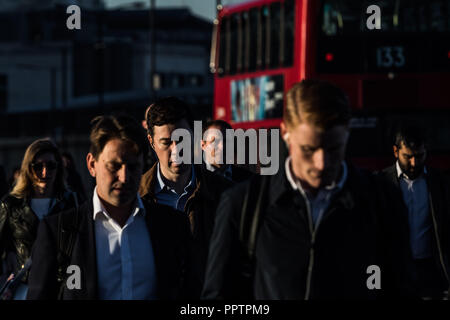 London, Großbritannien. 27. September 2018. UK Wetter: Am frühen Morgen Sonnenlicht als Stadt Pendler London Bridge überqueren. Credit: Guy Corbishley/Alamy leben Nachrichten Stockfoto