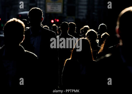London, Großbritannien. 27. September 2018. UK Wetter: Am frühen Morgen Sonnenlicht als Stadt Pendler London Bridge überqueren. Credit: Guy Corbishley/Alamy leben Nachrichten Stockfoto