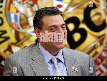 Kiew, Kiew, Ukraine. 27 Sep, 2018. Mauricio Sulaiman, Präsident des World Boxing Council (WBC) beobachtet, als er während einer Pressekonferenz. Der 56 WBC Übereinkommen in Kiew vom 30. September bis 5. Oktober mit dem Boxen legenden Evander Holyfield Lennox Lewis, Eric Morales und rund 700 Teilnehmer aus 160 Ländern statt. Credit: Pavlo Gontschar/SOPA Images/ZUMA Draht/Alamy leben Nachrichten Stockfoto