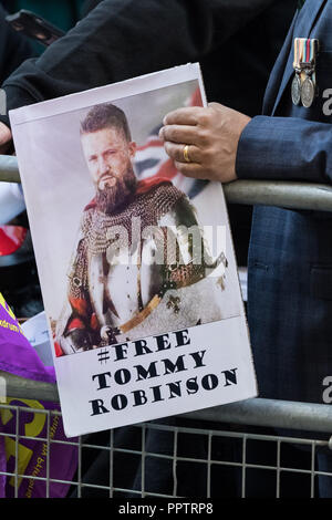 London, Großbritannien. 27. September 2018. Unterstützer von Tommy Robinson außerhalb von Old Bailey. Credit: Guy Corbishley/Alamy leben Nachrichten Stockfoto