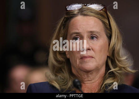 Washington, DC, USA. 27 Sep, 2018. Christine Blasey Ford bezeugt vor dem Senat-rechtsausschusse im Dirksen Senate Office Building auf dem Capitol Hill September 27, 2018 in Washington, DC. Ein Professor an der Universität von Palo Alto und ein Forschung Psychologe an der Stanford University School of Medicine, hat Ford beschuldigt Supreme Court nominee Richter Brett Kavanaugh sexuellen Nötigung von ihr während einer Partei im Jahre 1982, wenn sie High School Studenten in vorstädtischen Maryland wurden. (Credit: Pool über Cnp/Medien Punch/Alamy leben Nachrichten Stockfoto