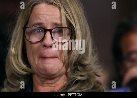 Washington, DC, USA. 27 Sep, 2018. Christine Blasey Ford bezeugt vor dem Senat-rechtsausschusse im Dirksen Senate Office Building auf dem Capitol Hill September 27, 2018 in Washington, DC. Ein Professor an der Universität von Palo Alto und ein Forschung Psychologe an der Stanford University School of Medicine, hat Ford beschuldigt Supreme Court nominee Richter Brett Kavanaugh sexuellen Nötigung von ihr während einer Partei im Jahre 1982, wenn sie High School Studenten in vorstädtischen Maryland wurden. (Credit: Pool über Cnp/Medien Punch/Alamy leben Nachrichten Stockfoto