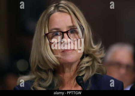 WASHINGTON, DC - 27. SEPTEMBER: Christine Blasey Ford bezeugt vor dem Senat-rechtsausschusse im Dirksen Senate Office Building auf dem Capitol Hill September 27, 2018 in Washington, DC. Ein Professor an der Universität von Palo Alto und ein Forschung Psychologe an der Stanford University School of Medicine, hat Ford beschuldigt Supreme Court nominee Richter Brett Kavanaugh sexuellen Nötigung von ihr während einer Partei im Jahre 1982, wenn sie High School Studenten in vorstädtischen Maryland wurden. In vorbereiteten Bemerkungen, sagte Ford, "Es ist nicht meine Verantwortung, zu ermitteln, ob Herr Kavanaugh verdient, auf den Obersten zu sitzen Stockfoto