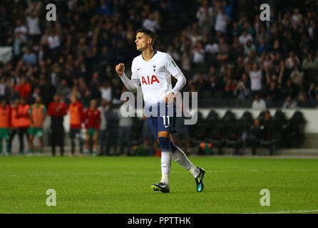 Erik Lamela von Tottenham Hotspur feiert seine Seiten Strafe zählen während der carabao Cup dritte Runde Übereinstimmung zwischen den Tottenham Hotspur und Watford bei Stadion mk am 26. September 2018 in Milton Keynes, England. (Foto von Leila Coker/phcimages.com) Stockfoto