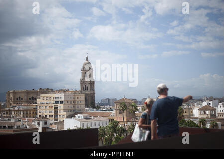 Malaga, Spanien. 27 Sep, 2018. Touristen stehen auf einem Aussichtspunkt vor der Kathedrale von Malaga, einem Vertreter Monument, das von der Stadt, während die Welt Tourismus Tag. Am 27. September, die Stadt Malaga die Welt Tourismus Tag feiert mit einem Tag der offenen Tür in allen Museen und Denkmälern, mit Zugang und Guide visits frei, die für die Touristen und Bürger. Credit: Jesus Merida/SOPA Images/ZUMA Draht/Alamy leben Nachrichten Stockfoto