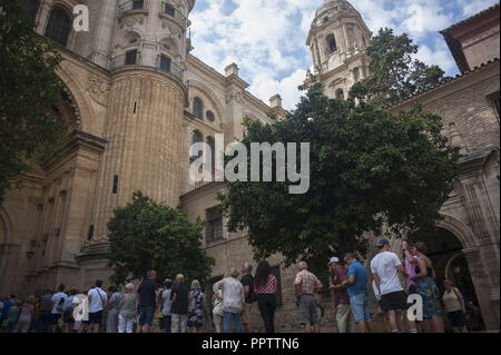 Malaga, Spanien. 27 Sep, 2018. Eine Gruppe von Touristen werden in einer Warteschlange gesehen, da sie warten die Kathedrale von Malaga zu besuchen, eine repräsentative Denkmal von der Stadt, während die Welt Tourismus Tag. Am 27. September, die Stadt Malaga die Welt Tourismus Tag feiert mit einem Tag der offenen Tür in allen Museen und Denkmälern, mit Zugang und Guide visits frei, die für die Touristen und Bürger. Credit: Jesus Merida/SOPA Images/ZUMA Draht/Alamy leben Nachrichten Stockfoto