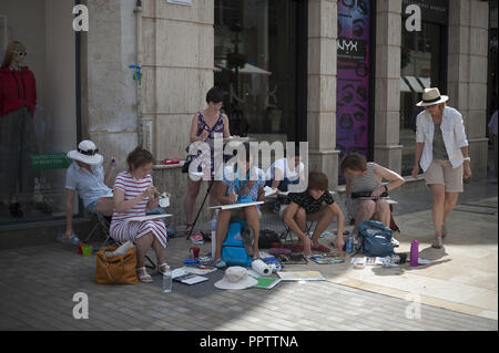 Malaga, Spanien. 27 Sep, 2018. Eine Gruppe von Touristen gesehen Malerei auf der Straße während der Welt Tourismus Tag. Am 27. September, die Stadt Malaga feiert die Welt Tourismus Tag mit einem Tag der offenen Tür in allen Museen und Denkmälern, mit Zugang und Guide visits frei, die für die Touristen und Bürger. Credit: Jesus Merida/SOPA Images/ZUMA Draht/Alamy leben Nachrichten Stockfoto