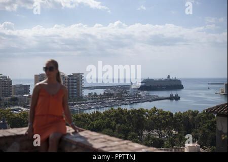 Malaga, Spanien. 27 Sep, 2018. Eine touristische posiert für ein Foto als besucht sie die maurische Festung "Alcazaba de Málaga" bekannt, einem Vertreter Monument, das von der Stadt, während die Welt Tourismus Tag. Am 27. September, die Stadt Malaga die Welt Tourismus Tag feiert mit einem Tag der offenen Tür in allen Museen und Denkmälern, mit Zugang und Guide visits frei, die für die Touristen und Bürger. Credit: Jesus Merida/SOPA Images/ZUMA Draht/Alamy leben Nachrichten Stockfoto