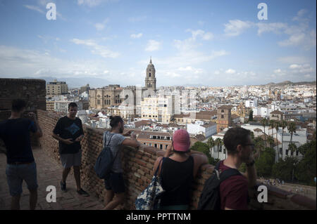 Malaga, Spanien. 27 Sep, 2018. Eine Gruppe von Touristen schauen die Skyline, wie Sie die maurische Festung "Alcazaba de Málaga" besuchen, ein Vertreter Monument, das von der Stadt, während die Welt Tourismus Tag. Am 27. September, die Stadt Malaga die Welt Tourismus Tag feiert mit einem Tag der offenen Tür in allen Museen und Denkmälern, mit Zugang und Guide visits frei, die für die Touristen und Bürger. Credit: Jesus Merida/SOPA Images/ZUMA Draht/Alamy leben Nachrichten Stockfoto