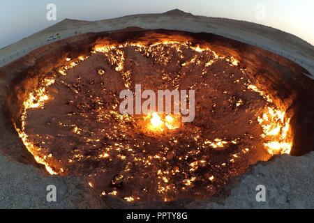 China. 28 Sep, 2018. Die darvaza gas Krater, lokal als Ã¢â'¬ËoeDoor zu HellÃ¢â'¬â"¢- oder Ã¢â'¬ËoeGates von HellÃ¢â'¬â"¢ bekannt, ist ein Erdgasfeld brach in einer unterirdischen Kaverne in Derweze, Turkmenistan. Geologen in Brand gesetzt, um die Verbreitung von Methan zu verhindern, und es wird gedacht, kontinuierlich zu brennen seit 1971. Der Durchmesser der Krater ist 69 Meter (226 ft), und die Tiefe 30 Meter (98 ft). Der Krater ist eine beliebte Touristenattraktion. Seit 2009, 50.000 Touristen haben die Website besucht. Credit: SIPA Asien/ZUMA Draht/Alamy leben Nachrichten Stockfoto