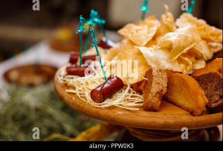 Leckere Snacks für Bier. Ein board mit Jagd Wurst, Käse, Chips und Roggenbrot Stockfoto