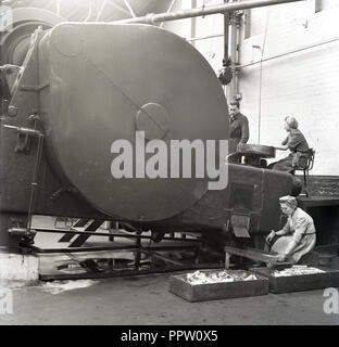 1950, historische, Frauen, die in der Fabrik der Brtish immer bereit, elektrische Co (GEREK), eines großen Metall verarbeitenden Maschine und einer anderen Erhebung der Prozess Rohre, Wald Rd, Walthamstwo, London, England. Stockfoto