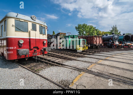 Jaworzyna Slaska, Polen - August 2018: alte ausgediente retro-Loks und Wagen auf der Seite Titel im Depot im Museum der Industrie ein Stockfoto