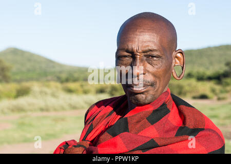 Porträt eines Maasai Krieger mit gestreckten Ohrläppchen, Masai Mara, Kenia Stockfoto