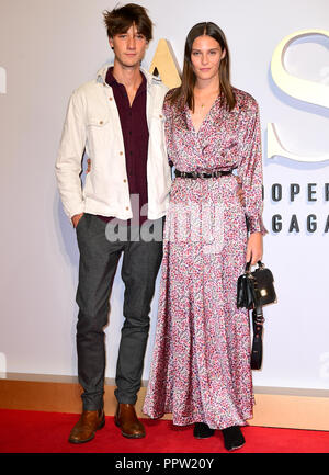 Harvey James und Charlotte Wiggins die Teilnahme an der BRITISCHEN Premiere Star ist geboren am Vue West End, London statt. Stockfoto