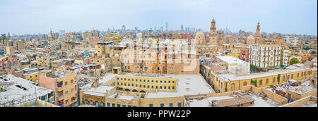 Panoramaaussicht auf historischen islamischen Viertel mit Einfamilienhäusern und mittelalterlichen Moscheen und Mausoleen, Kairo, Ägypten Stockfoto