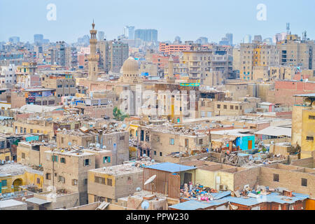 Die alten schäbigen Häuser in der historischen islamischen Viertel von Kairo mit Al-Ashraf Moschee auf dem Hintergrund, Ägypten Stockfoto