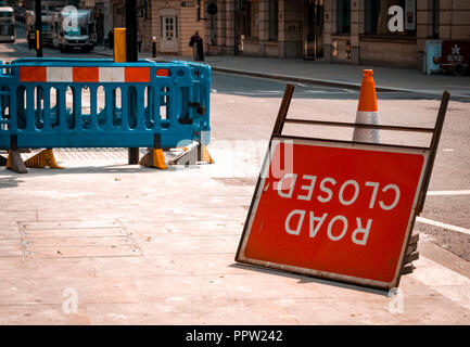 Nach oben Straße geschlossen Schild auf die London Street Stockfoto