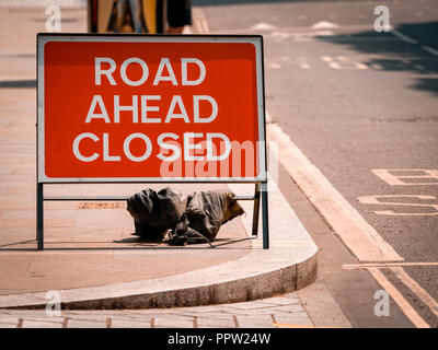 Straßensperrung Zeichen auf die London Street Stockfoto