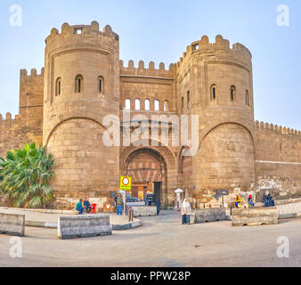 Kairo, Ägypten - Dezember 23, 2017: Die beeindruckende Bab Al-Fatuh waren die nördlichen Toren der mittelalterlichen Stadt, am 23. Dezember in Kairo Stockfoto