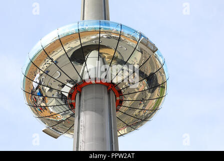 Das Glas anzeigen Pod auf der 162 Meter Aussichtsturm, das ist das Brighton i360, an der Küste, in East Sussex, Großbritannien Stockfoto