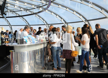 Das Glas anzeigen Pod auf der 162 Meter Aussichtsturm, das ist das Brighton i360, an der Küste, in East Sussex, Großbritannien Stockfoto