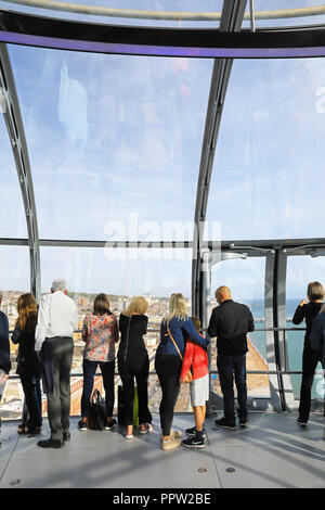Das Glas anzeigen Pod auf der 162 Meter Aussichtsturm, das ist das Brighton i360, an der Küste, in East Sussex, Großbritannien Stockfoto