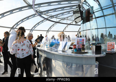 Das Glas anzeigen Pod auf der 162 Meter Aussichtsturm, das ist das Brighton i360, an der Küste, in East Sussex, Großbritannien Stockfoto