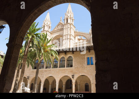 Almudaina Palast Außenansicht mit Kathedrale La Seu Türme im Hintergrund. Palma de Mallorca, Balearen, Spanien. Reiseziel Stockfoto