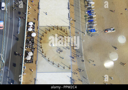 Blick auf die Goldene Spirale, die aus 24 Original Cast-iron West Pier Säulen, Blick nach unten vom Brighton i360, in East Sussex, Großbritannien Stockfoto