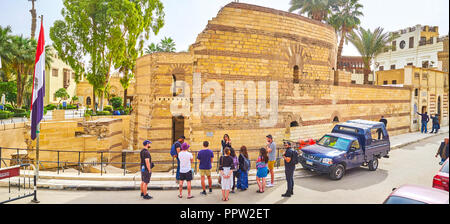 Kairo, Ägypten - Dezember 23, 2017: Der Panoramablick auf das Koptische Museum Innenhof mit einer Gruppe von Touristen neben den Ruinen der byzantinischen Festung, auf D Stockfoto