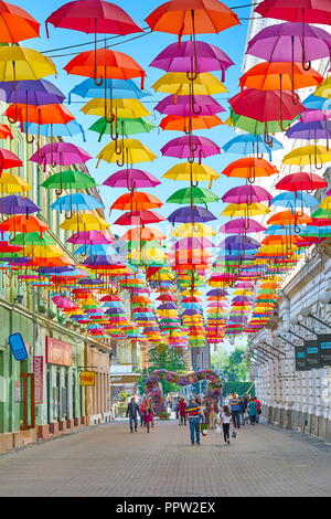 Straße mit farbigen Sonnenschirme in Timisoara, Rumänien Stockfoto