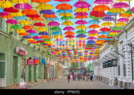 Altstadt Straße mit farbigen Schirme Dekoration in Timisoara, Rumänien Stockfoto