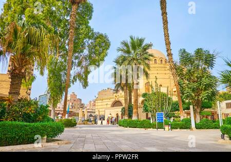 Kairo, Ägypten - Dezember 23, 2017: Der Innenhof des Koptischen Museum mit riesigen Kirche von Saint George auf den Hintergrund, die am 23. Dezember in Kairo Stockfoto