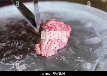 Vorbereitung von Rosa gebratenes Eis Rühren mit Erdbeer Stockfoto