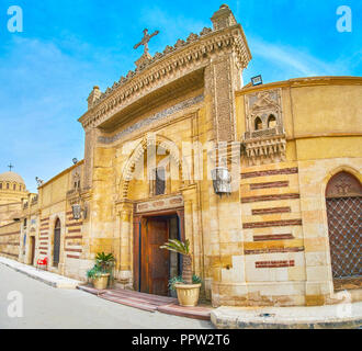 Die riesige Iwan der Haupttore der Hängende Kirche (Hl. Jungfrau Maria Koptische Orthodoxe Kirche) in Kairo, Ägypten Stockfoto