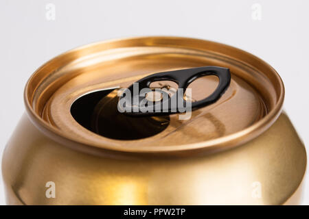 Top eines offenen golden Aluminium kann auf weißem Hintergrund Stockfoto