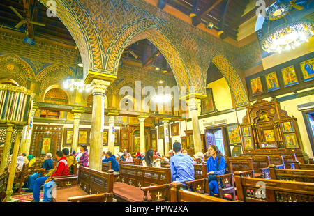 Kairo, Ägypten - Dezember 23, 2017: Die Touristen in den reich dekorierten Gebetsraum der koptisch-orthodoxen Hängende Kirche, am 23. Dezember in Kairo Stockfoto