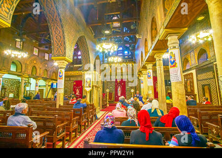 Kairo, Ägypten - Dezember 23, 2017: Das Hauptschiff der Hängende Kirche mit mittelalterlichen Ikonostase auf dem Hintergrund eingerichtet und am 23. Dezember in Cair Stockfoto