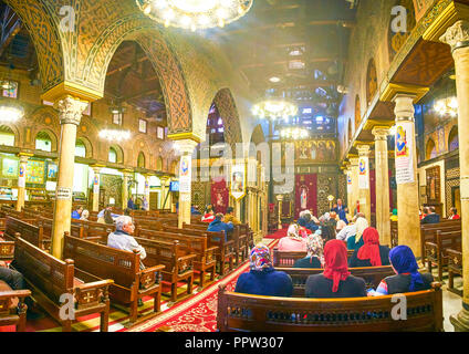 Kairo, Ägypten - Dezember 23, 2017: Der Blick auf das Innere der gehängt Kirche mit Gruppen von Touristen sitzen auf den Bänken, auf Dezember Stockfoto