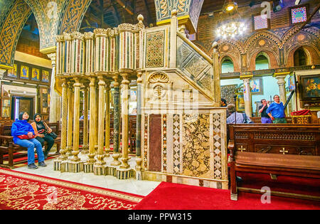 Kairo, Ägypten - Dezember 23, 2017: Die ungewöhnliche steinerne Kanzel holded auf dem Stein Spalten im Gebetsraum der gehängt Kirche in Koptischen neighb geschnitzt Stockfoto