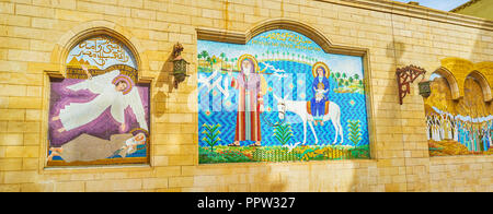 Kairo, Ägypten - Dezember 23, 2017: Die schöne Mosaiken mit Szenen aus der Bibel schmücken die courtyardof die Hängende Kirche im koptischen Dist Stockfoto