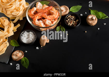 Fettuccine Bandnudeln mit Garnelen Garnelen, Kräutern und Gewürzen Stockfoto